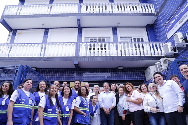 #PraCegoVer: Funcionários da saúde, em inauguração da nova UBS Jardim Fontalis. Todos estão em pé e sorrindo.